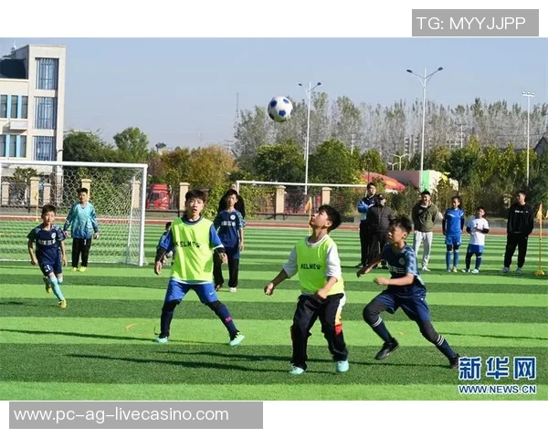 在绿茵场上追逐梦想的少年们踢足球的感人故事